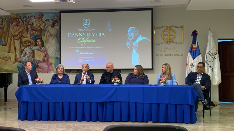 Los representantes de la fundación Promoción Apec (Promapec) durante el encuentro para anunciar el concierto de Danny Rivera.