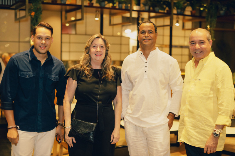 Audy González, Beatriz Bienzobas, Roberto Holguin y Henry Coradin.