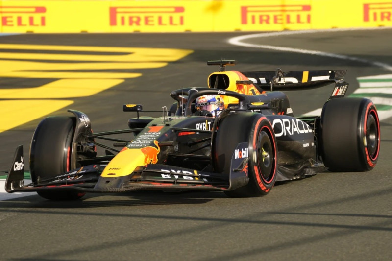 El piloto de Red Bull Max Verstappen maniobra su auto en la primera sesión de práctica del Gran Premio de Arabia Saudí de la Fórmula Uno el jueves.