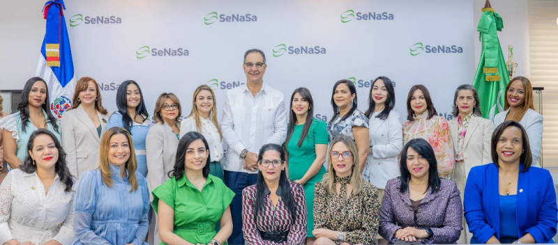 El director ejecutivo de Senasa, Santiago Hazim, junto a colaboradoras de la institución.
