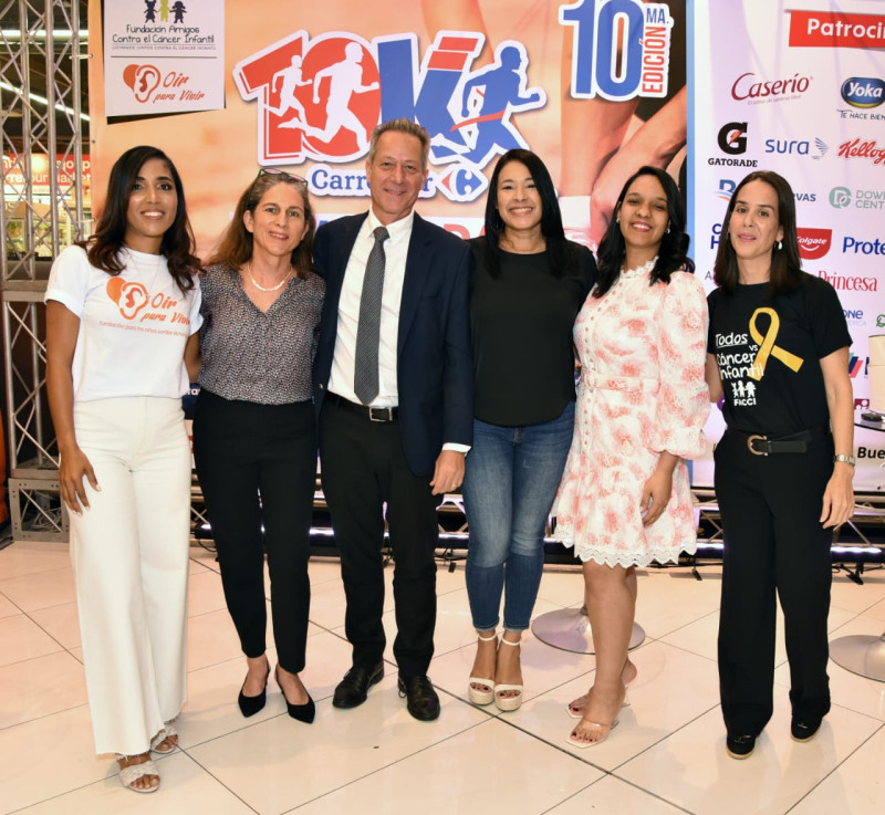 Desde la izquierda, Sonia Patricia De Young, Kaiene Noetinger, Oliver Pellín, Marleny Peña, Alba Solano y   María Teresa San Giovanni