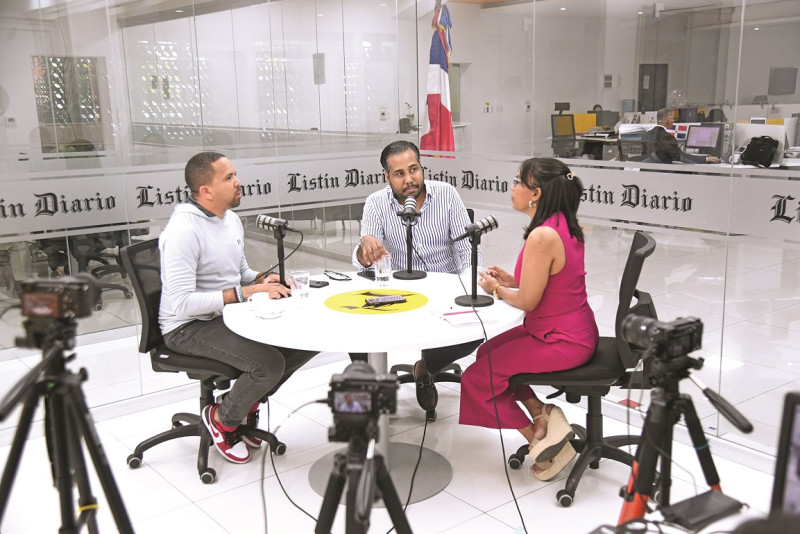 Vian Araujo y Ricardo Rodríguez mientras conversaban con la periodista Ynmaculada Cruz Hierro en la redacción de Listín Diario.