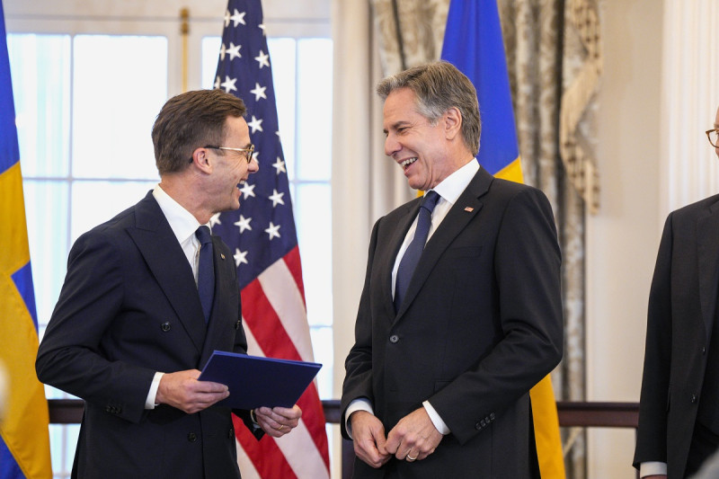 El secretario de Estado de EEUU, Antony Blinken, a la derecha, junto al primer ministro sueco, Ulf Kristersson, antes de oficializar la adhesión de Suecia a la OTAN en la Sala Benjamin Franklin del Departamento de Estado, ayer.