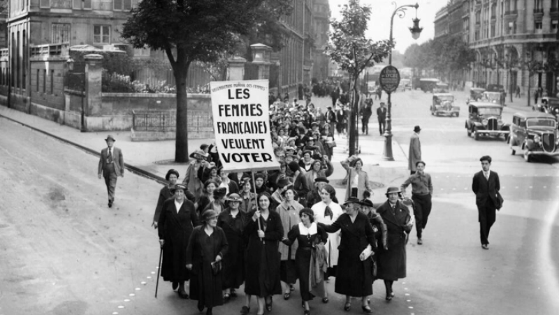Mujeres manifestándose por su derecho al voto en mayo de 1936 durante las grandes huelgas que marcaron el gobierno del Frente Popular en 1936.