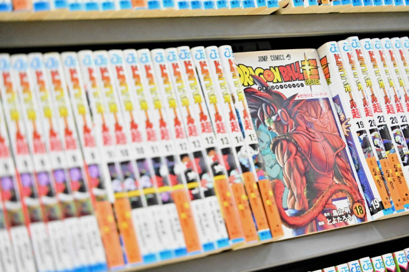 Esta ilustración fotográfica muestra libros de la popular serie Dragon Ball en una estantería de una tienda en el centro de Tokio el 8 de marzo de 2024