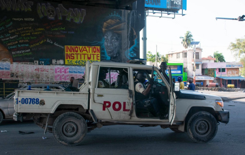 Agentes de policía controlan el perímetro de la comisaría incendiada el día anterior por bandas armadas, en Puerto Príncipe, Haití, 6 de marzo de 2024