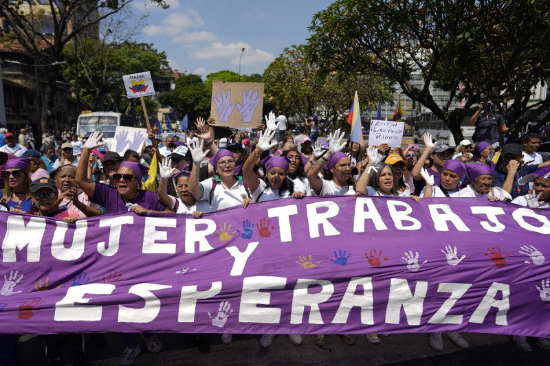 Manifestantes con una pancarta por el Día Internacional de la Mujer en Caracas, Venezuela, el viernes 8 de marzo de 2024.