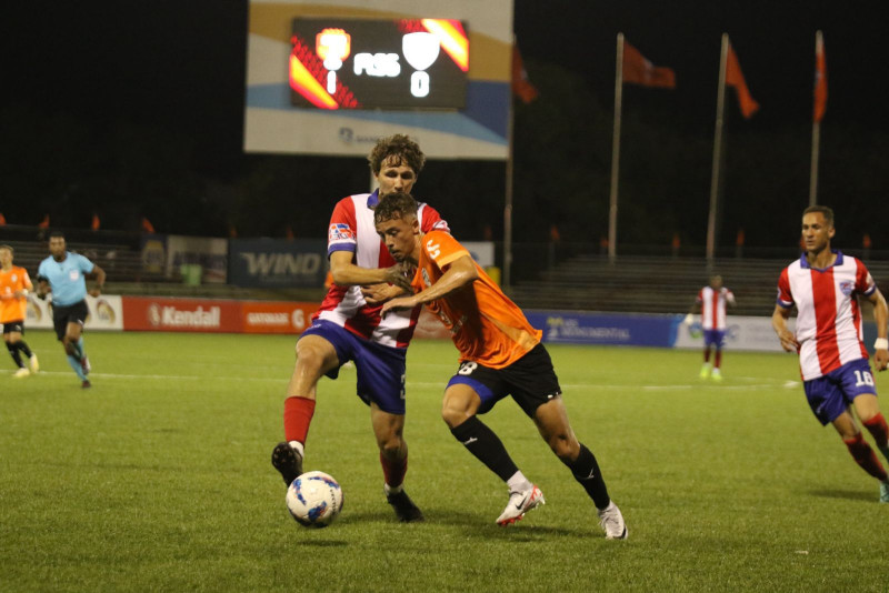 Acción del partido entre Cibao Fc y Delfines del Este en el inicio de la LDF.