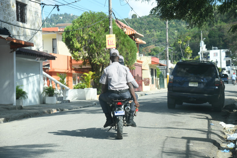 Policías patrullando una calle de Cambita Garabitos