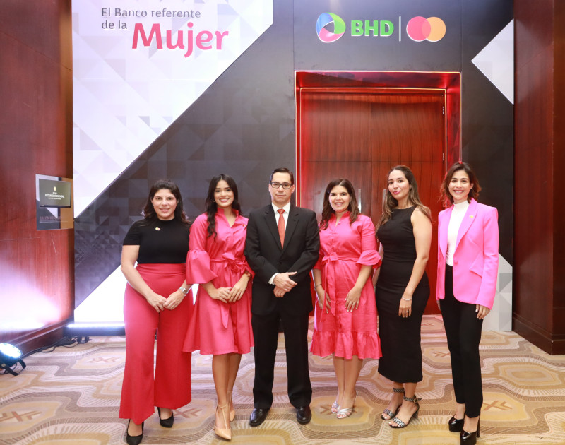 Marielisa Mata, Gabriela Féliz, Henrique Ponte, Michelle Periche, Brenda Bodden y Mariel Aybar.