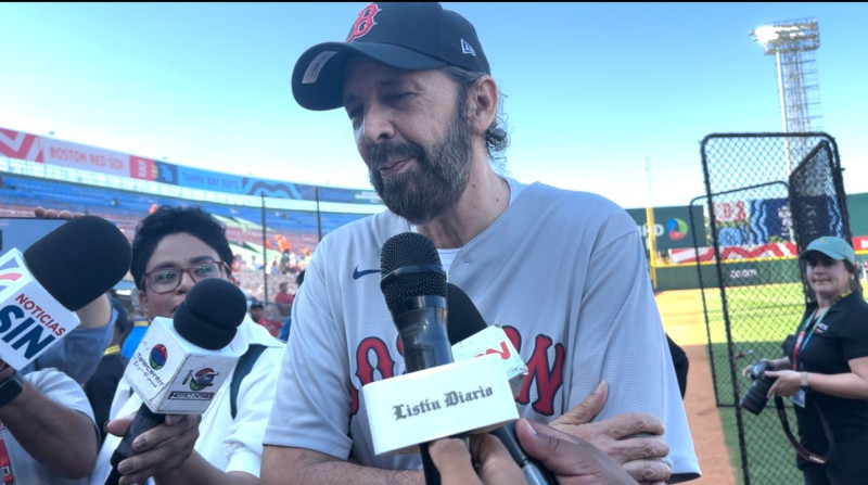 Juan Luis Guerra habla a la prensa previo al partido entre Boston y Tampa.