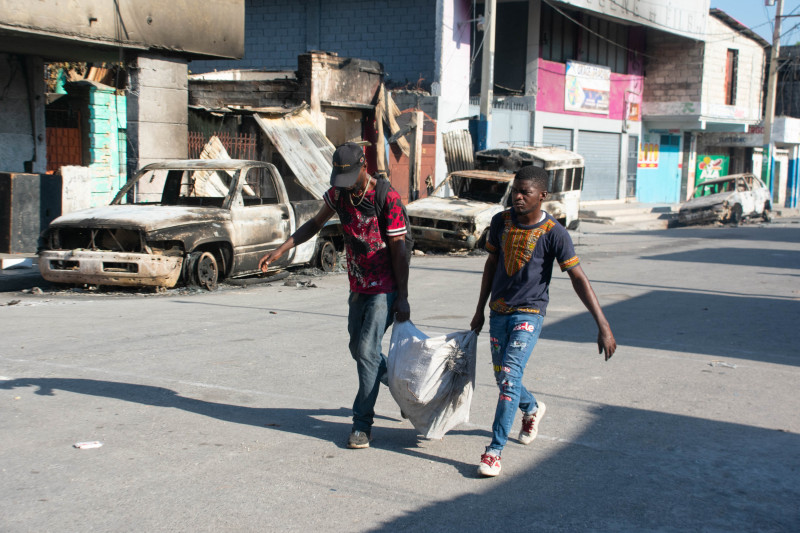 Haitianos caminando en Puerto Príncipe.
