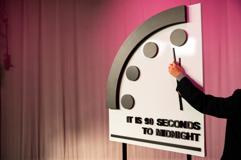 El Reloj del Juicio Final, (Doomsday Clock, en inglés), también conocido como Reloj del Apocalipsis, es una herramienta simbólica, creada en 1947 por los miembros de la junta directiva del Boletín de los Científicos Atómicos para visualizar los riesgos que afronta el mundo ante las amenazas nucleares. Foto cedida por la web oficial del Doomsday Clock