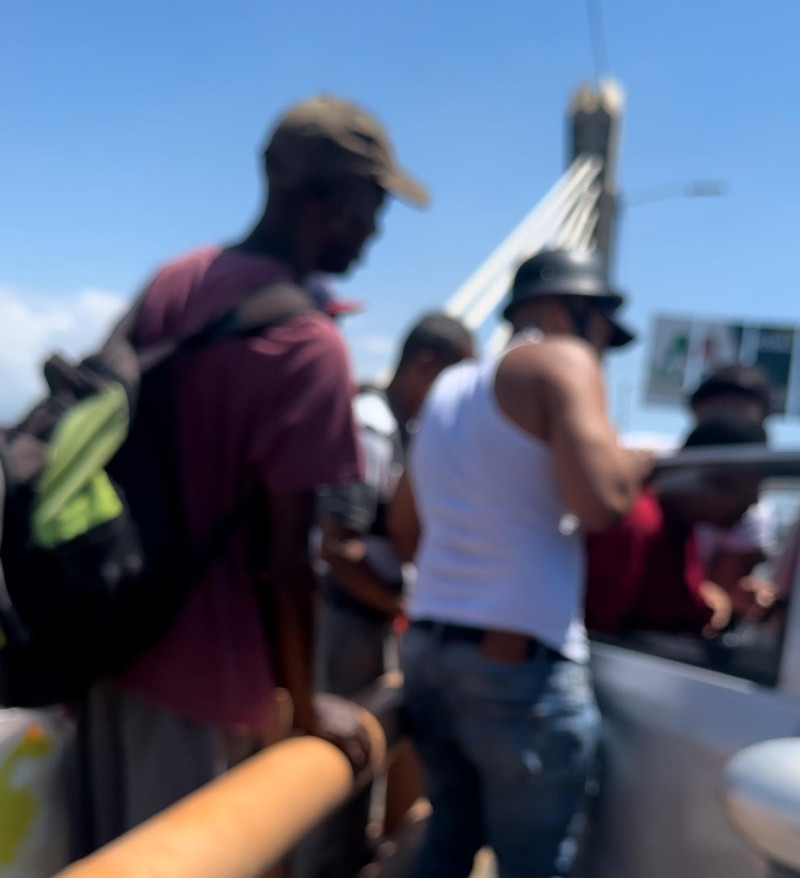 Personas rescatan mujer al intentar lanzarse del Puente Juan Bosch
