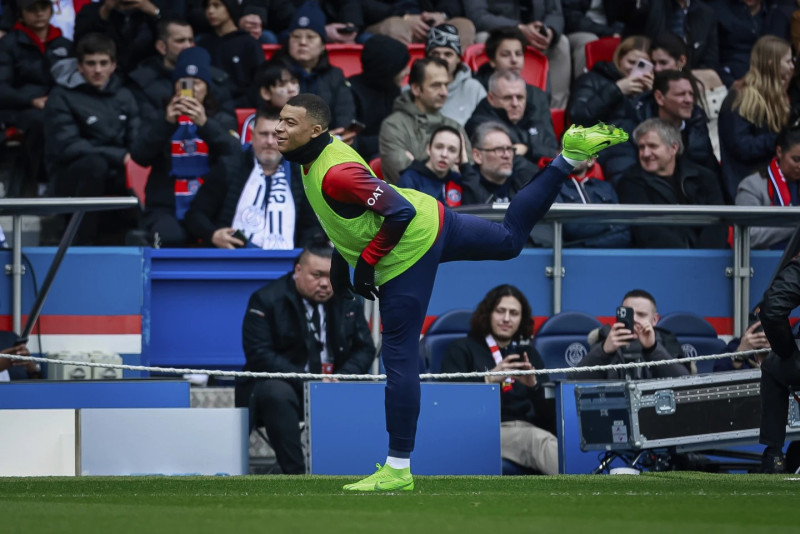 Kylian Mbappé, del PSG, calienta durante el partido ante el Reims en el partido de este domingo.