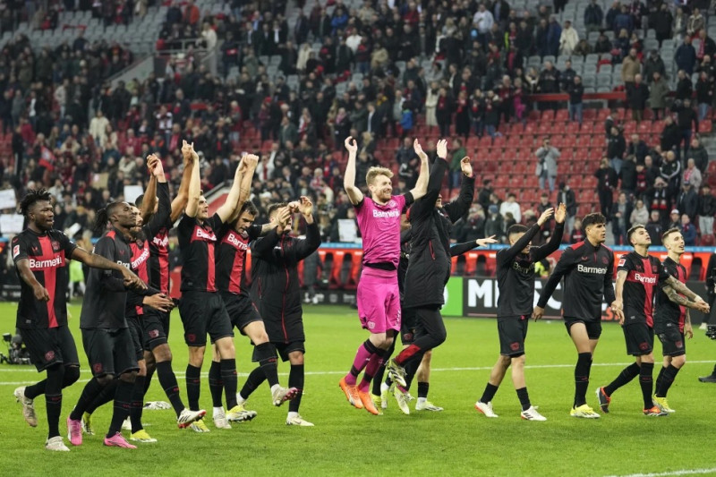 Jugadores del Leverkusen celebran después de su victoria en la Bundesliga de Alemanie en el juego de fútbol entre Bayer Leverkusen y VfL Wolfsburgo.