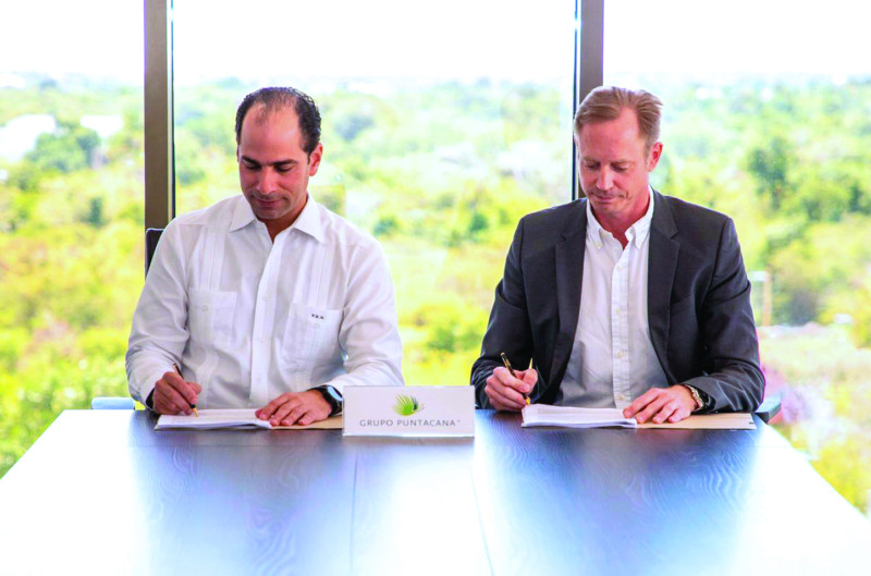 Frank Elías Rainieri y Michael Bellmer, durante la firma del acuerdo.