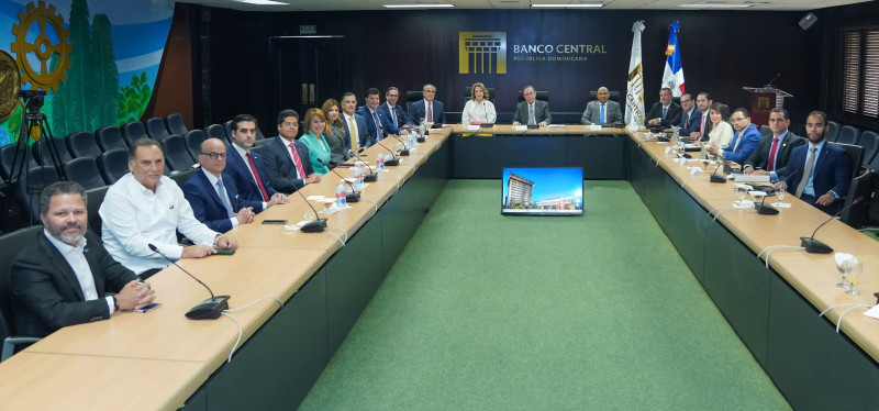 El gobernador del Banco Central, Héctor Valdez Albizu, mantuvo una reunión con la Junta de Directores del Consejo Nacional de la Empresa Privada (Conep).