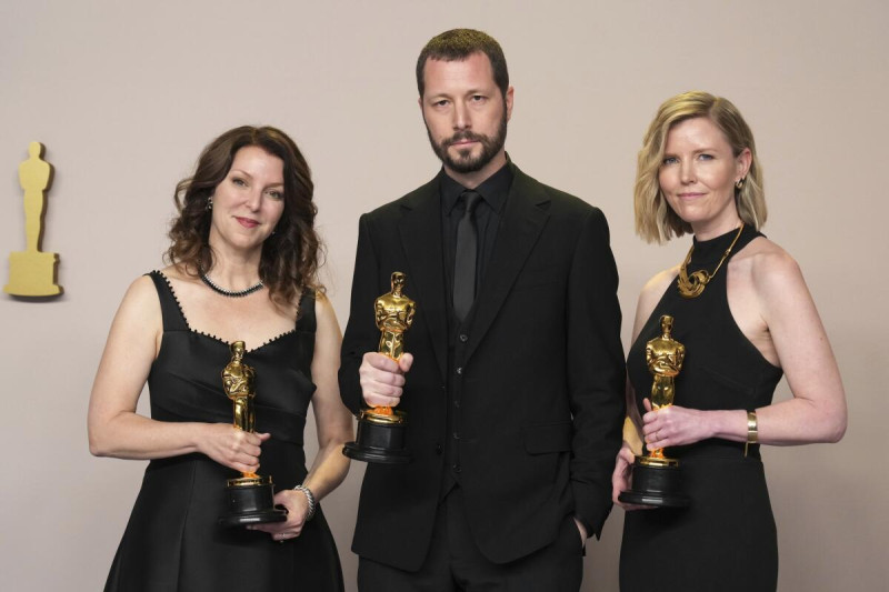 Raney Aronson-Rath, de izquierda a derecha, Mstyslav Chernov, y Michelle Mizner posan en la sala de prensa con el premio a mejor largometraje documental por “20 Days in Mariupol” en los Oscar el domingo 10 de marzo de 2024, en el Teatro Dolby en Los Ángeles.