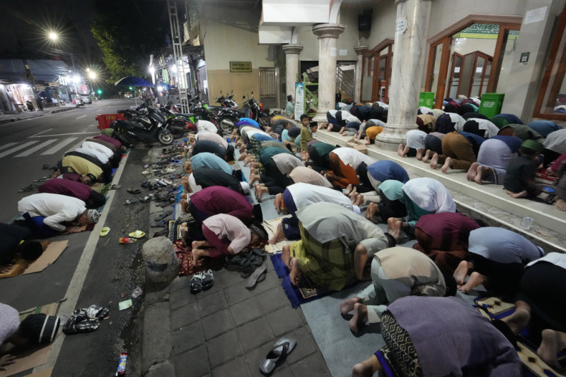 Musulmanes indonesios asisten a una oración vespertina