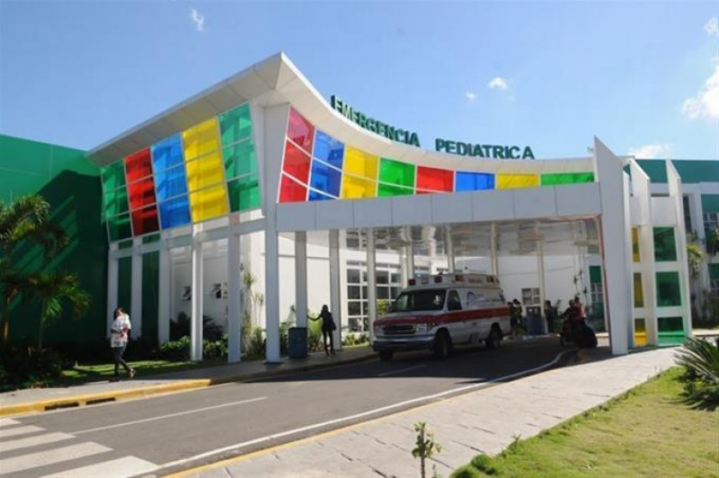 Seis menores de edad están en estado crítico en la unidad de quemados del Hospital Infantil Regional Universitario Dr. Arturo Grullón, tras sufrir quemaduras en el cierre del carnaval de Salcedo, en la provincia Hermanas Mirabal.