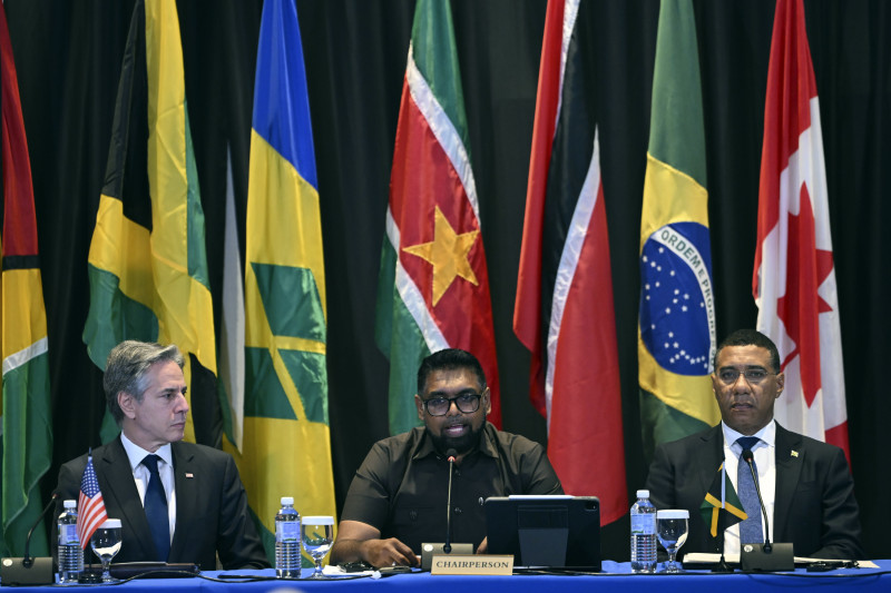 El secretario de Estado de EE. UU, Antony Blinken, el primer ministro de Jamaica, Irfaan Ali y su primer ministro, Andrew Holness en rueda de prensa al final de la cumbre del Caricom.