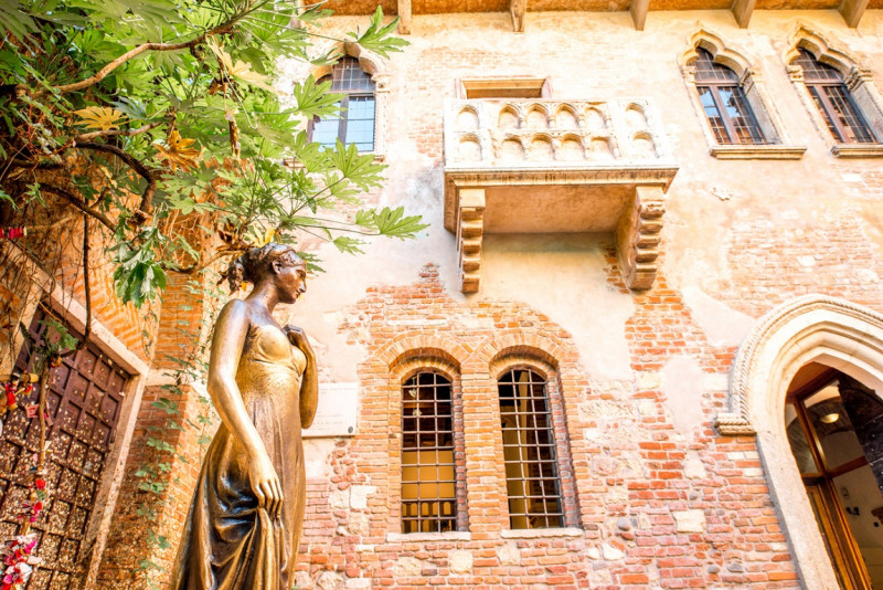 La estatua de bronce Julieta es una réplica de una original de 1969.