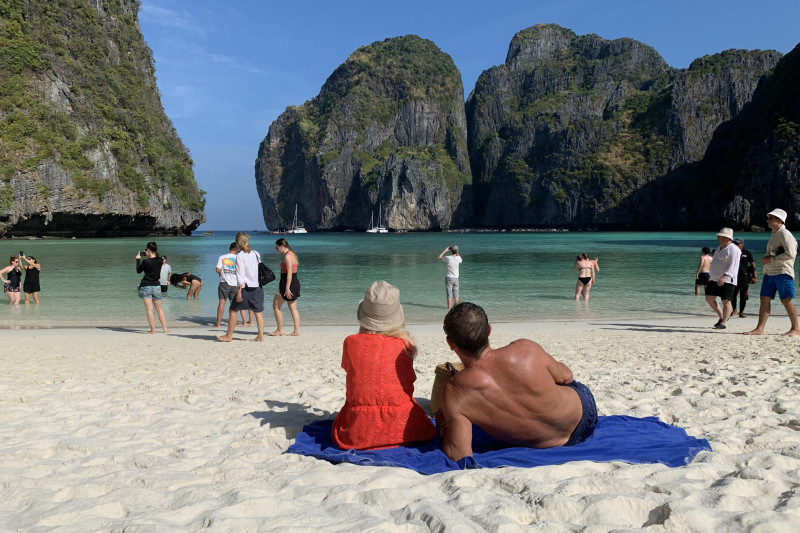Turistas disfrutan de una playa en una de las islas del archipiélago de Phi Phi en Tailandia.