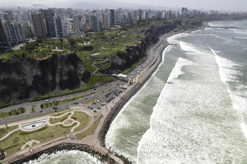 Vista aérea del distrito de Miraflores, en Lima, el 28 de marzo de 2023. La capital de Perú será la sede de los Juegos Panamericanos de 2027.