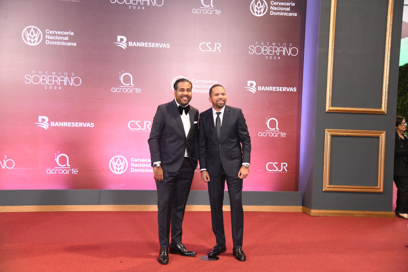 Vian Araujo y Ricardo Rodríguez en la alfombra roja de Premios Soberano 2024.