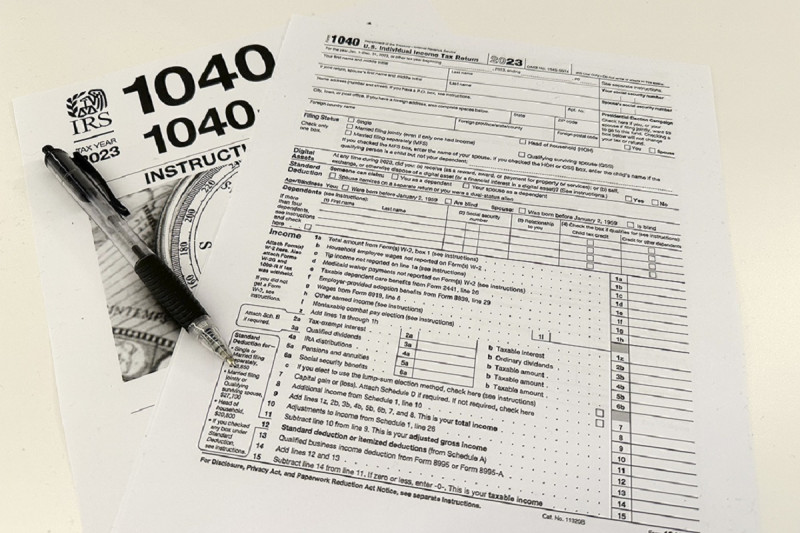 Un formulario de impuestos 1040-2023 del Servicio de Impuestos Internos de Estados Unidos y sus instrucciones pueden verse en esta fotografía del 26 de enero de 2024, en Nueva York.