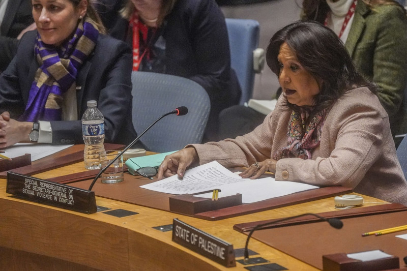 Pramila Patten (derecha), representante especial del secretario general de Naciones Unidas sobre violencia sexual en conflictos, interviene en una reunión del Consejo de Seguridad de la ONU sobre la guerra en Gaza, el 11 de marzo de 2024.