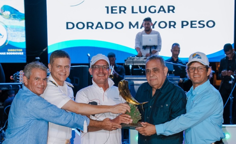 Battésimo Palamara (comodoro), Max Rodríguez (director), el vicealmirante Morillo Rodríguez y el contralmirante (r) José A. Beltré, premian al campeón Jean Max Garaute.