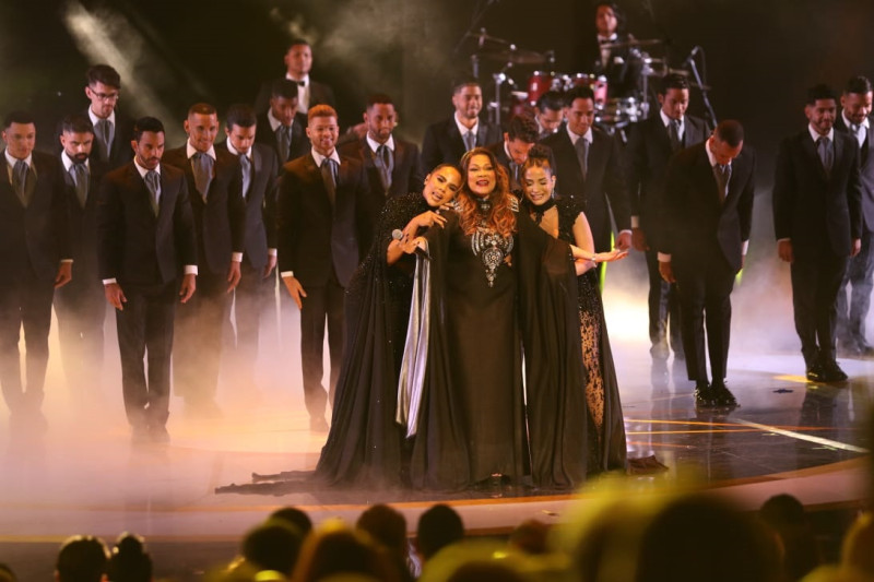 Ángela Carrasco junto a Martha Heredia y Luisanna Grullón durante la gala de Premios Soberano 2024.