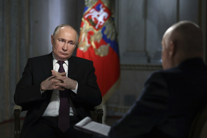 El presidente de Ucrania, Vladímir Putin, durante una entrevista con el director general del grupo mediático Rossiya Segodnya International, Dmitry Kiselev.