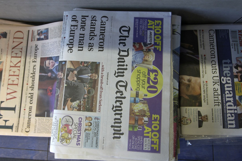 En la imagen se muestran diarios británicos a la venta en un quiosco en Wimbledon, sur de Londres, el sábado 10 de diciembre de 2011.