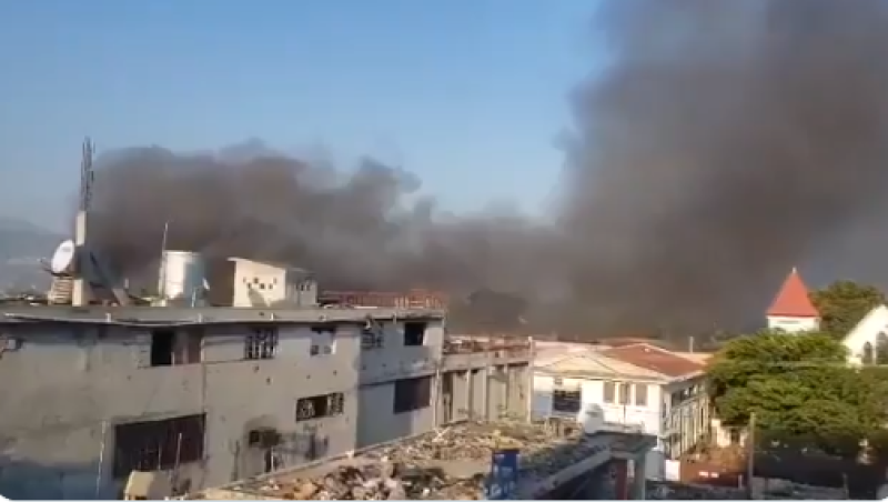 Fuego saliendo de la Penintenciaría Nacional en Puerto Príncipe