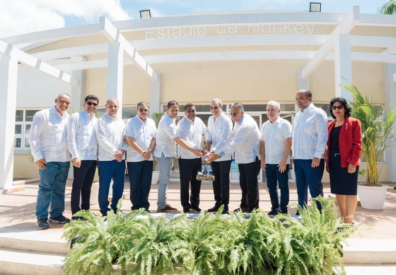 El presidente Luis Abinader y demás miembros de su gabinete en primer palazo de la reestructuración del Centro Olímpico Juan Pablo Duarte y del Parque Mirador del Este, que servirán como escenario para los juegos Centroamericanos y del Caribe que se desarrollarán en 2026.