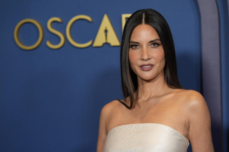 Olivia Munn llega a los Governors Awards el martes 9 de enero de 2024 en el Dolby Ballroom de Los Ángeles. Cuando Munn reveló en marzo de 2024 que le diagnosticaron cáncer de mama y se sometió a una doble mastectomía, instó a las personas a pedir a sus médicos que calcularan su puntuación en una calculadora de riesgo de cáncer de mama, un cuestionario en el sitio web del Instituto Nacional del Cáncer diseñado para proveedores de atención médica para usar con los pacientes.