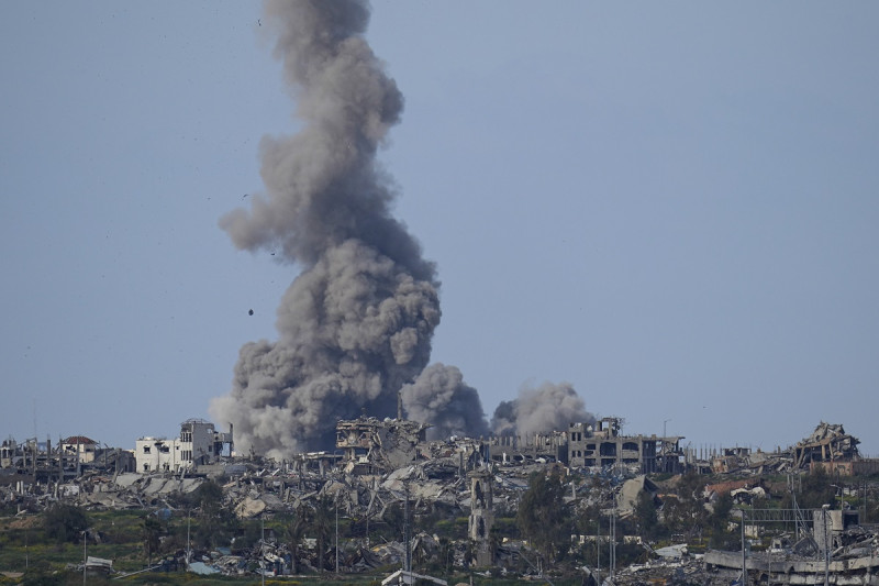 Humo se eleva tras un bombardeo israelí en la Franja de Gaza, visto desde el sur de Israel, el jueves 14 de marzo de 2024.