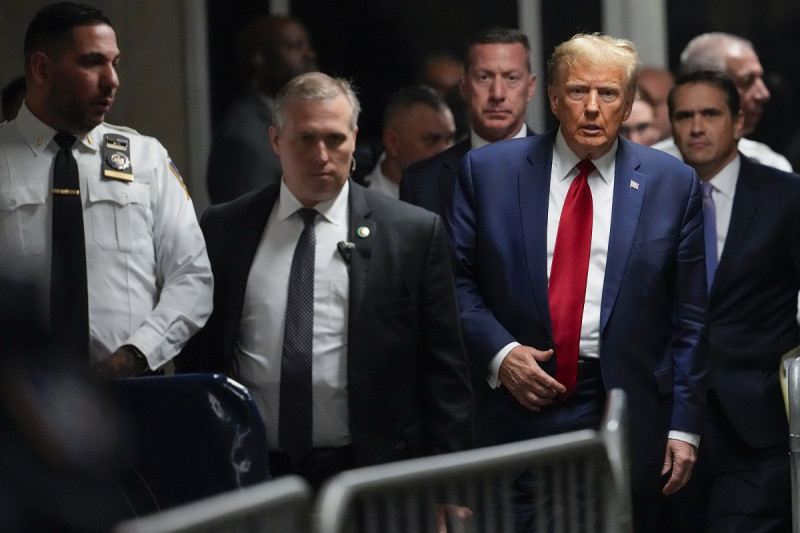El expresidente estadounidense Donald Trump sale de la corte penal de Manhattan, el 15 de febrero de 2024, en Nueva York.