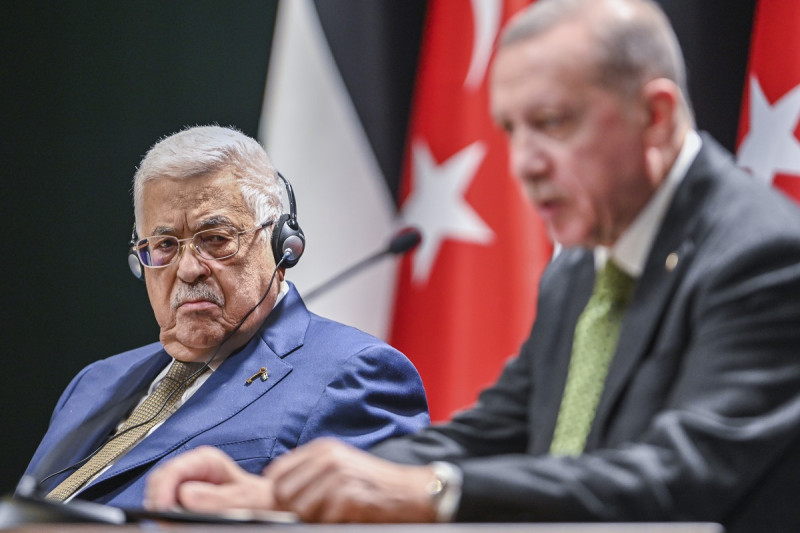 El presidente palestino Mahmud Abás, izquierda, escucha a su homólogo turco Recep Tayyip Erdogan en una conferencia de prensa conjunta en el Palacio Presidencial de Ankara, el martes 5 de marzo de 2024.