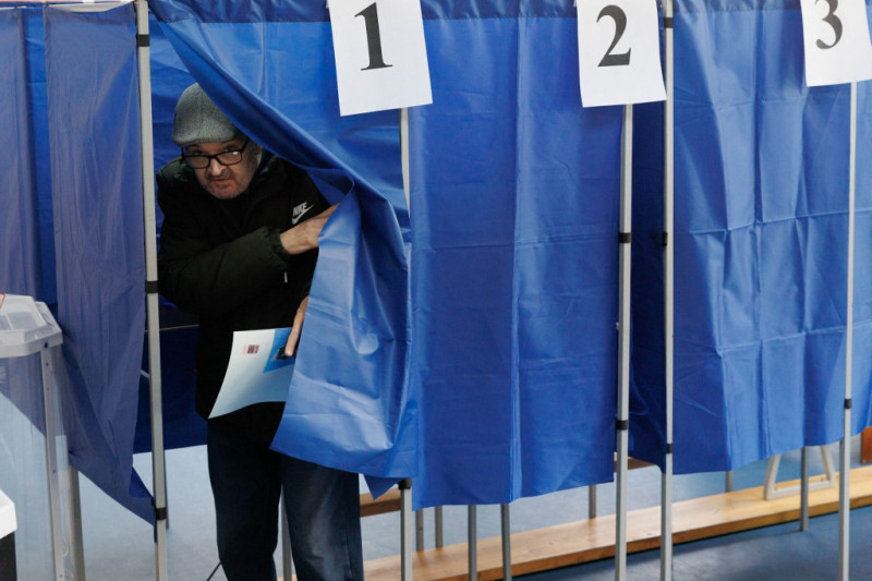 Un hombre vota en las elecciones presidenciales de Rusia en Ekaterimburgo, en los Urales, el 15 de marzo de 2024.