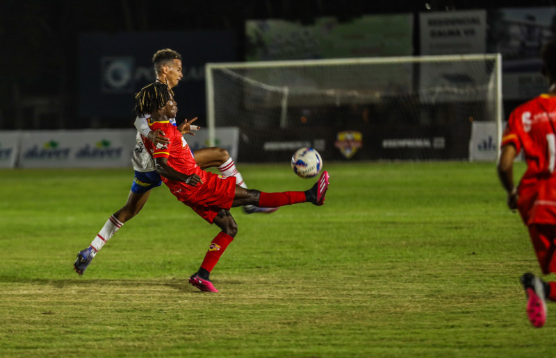 Un momento de acción en el partido de la LDF entre Atlético Vega Real y Atlético San Cristóbal.