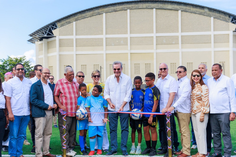 En el municipio cabecera, el presidente dejó inauguradas las instalaciones del campo de Fútbol Leonel Placido dentro del complejo deportivo Gregorio Luperón de esta ciudad.