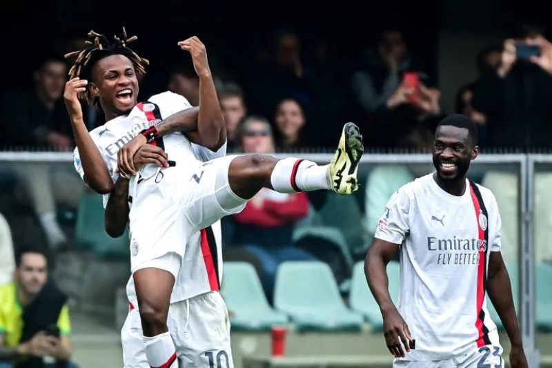 Jugadores del Milan celebran luego de marcar un gol.