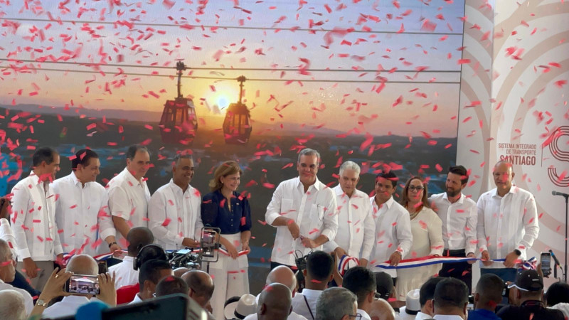 El presidente Luis Abinader junto a demás miembros de su Gobierno en inauguración de Teleférico de Santiago.