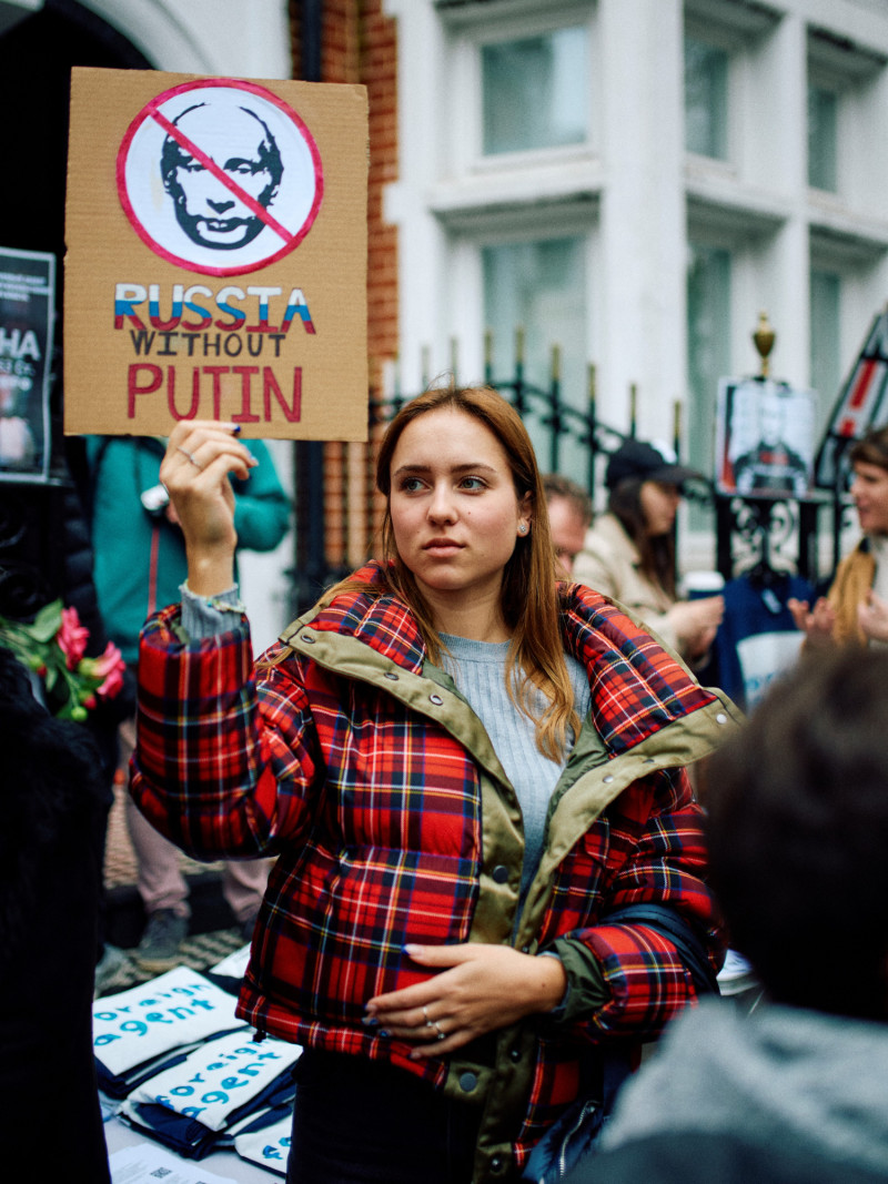 Un manifestante sostiene una pancarta durante una reunión frente a la embajada rusa, en Londres, el 17 de marzo de 2024, para protestar contra las elecciones presidenciales de Rusia.