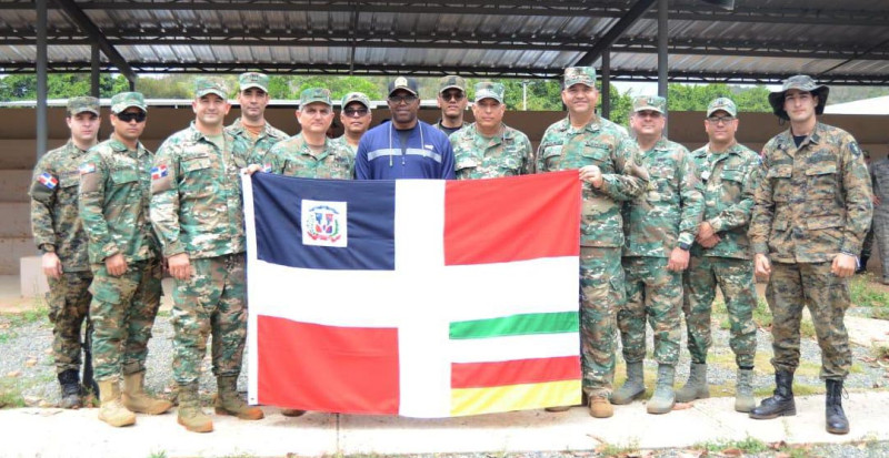 El director de deportes del Ejército, el coronel Marcel Felipe Encarnación de Peña, junto a los ganadores del primer lugar de las competencias de tiro con fusil.