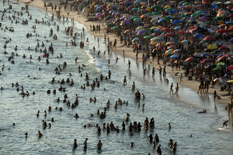 Vista aérea de personas disfrutando de la playa Recreio dos Bandeirantes en medio de una ola de calor en Río de Janeiro, Brasil, tomada el 17 de marzo de 2024.